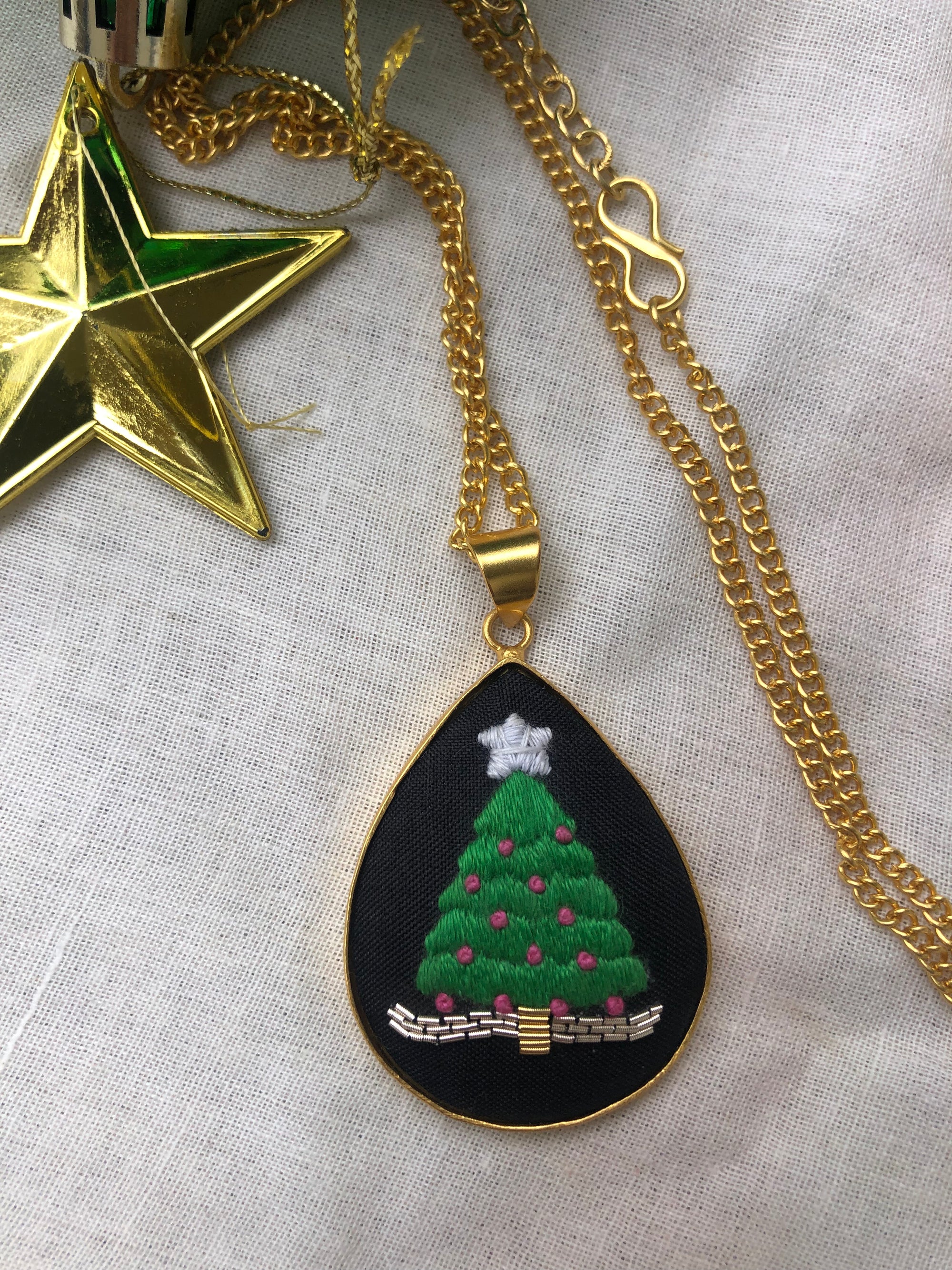 Christmas Tee Pendant By Solayi